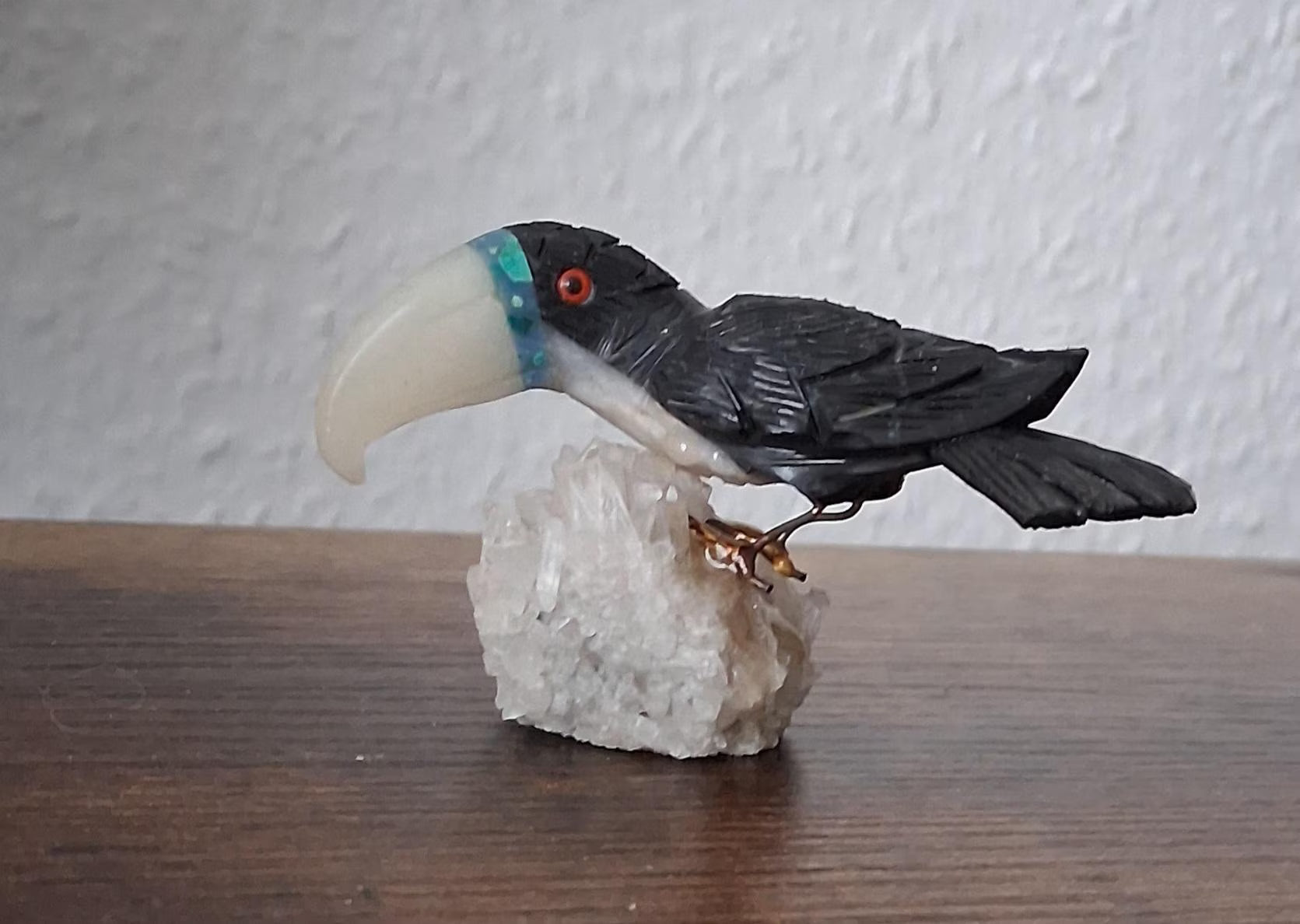 Tukan Edelsteinskulptur – Handgeschnitzt aus Onyx & Calcit | Brasilien