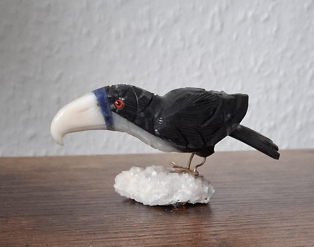 Tukan Edelsteinskulptur – Handgeschnitzt aus Onyx & Calcit | Brasilien