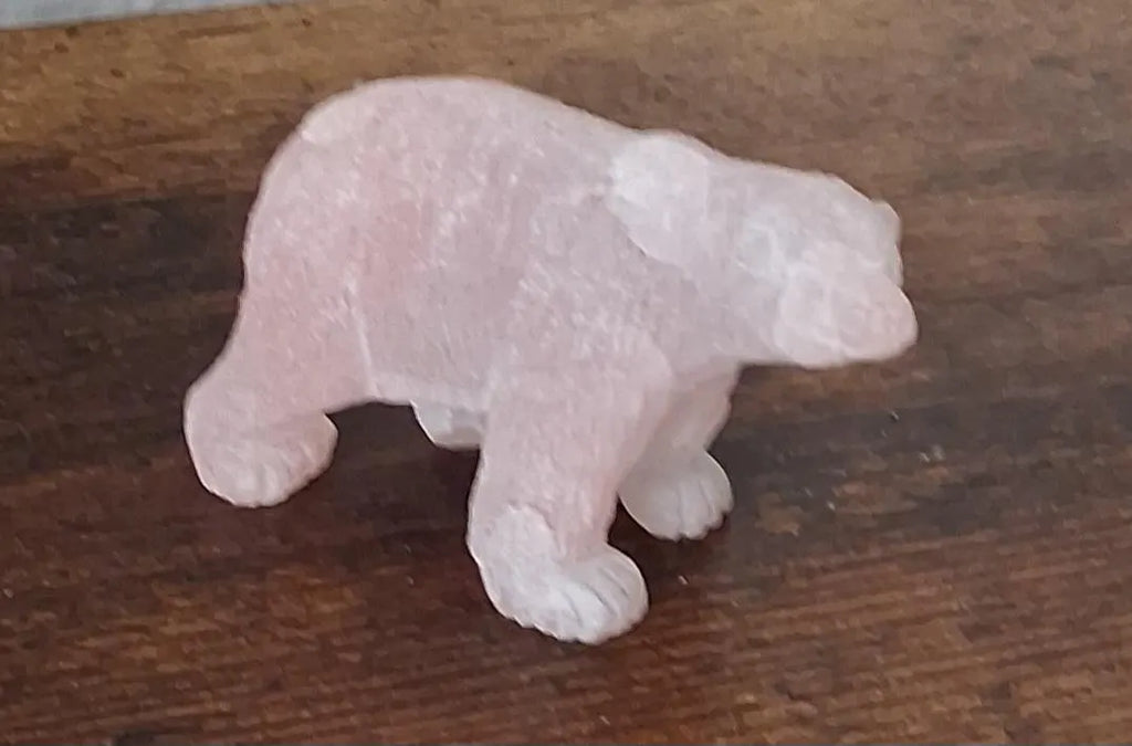 Eisbär aus Rosenquarz – Handgeschnitzte Edelsteinfigur | 80×50×30 mm