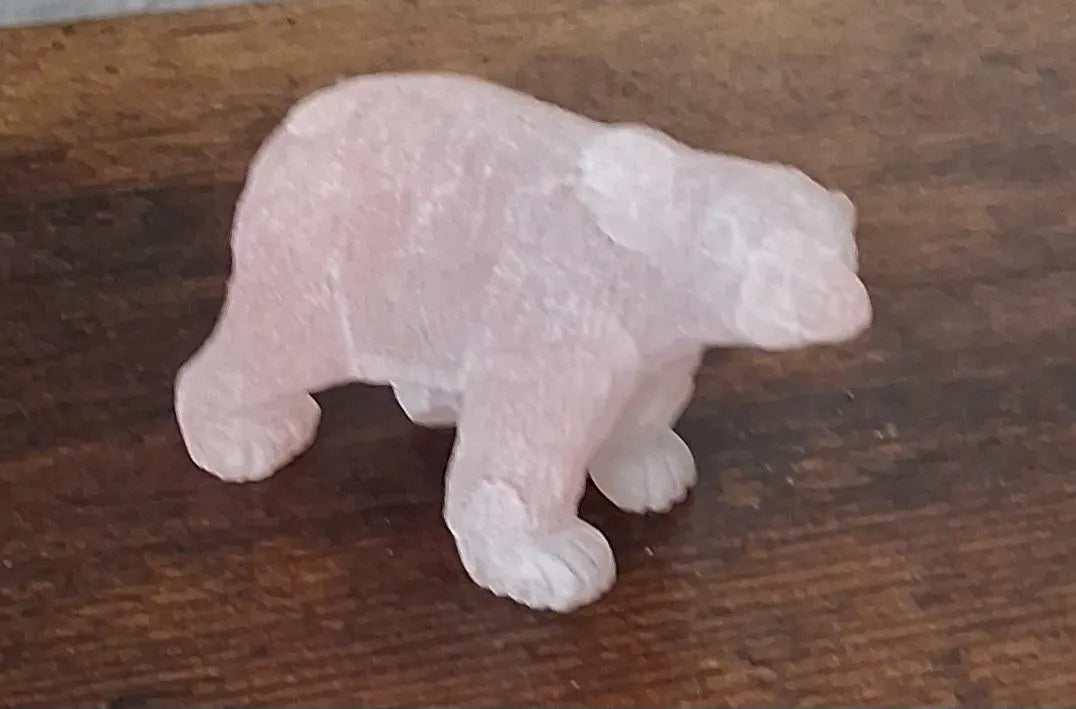Eisbär aus Rosenquarz – Handgeschnitzte Edelsteinfigur | 80×50×30 mm