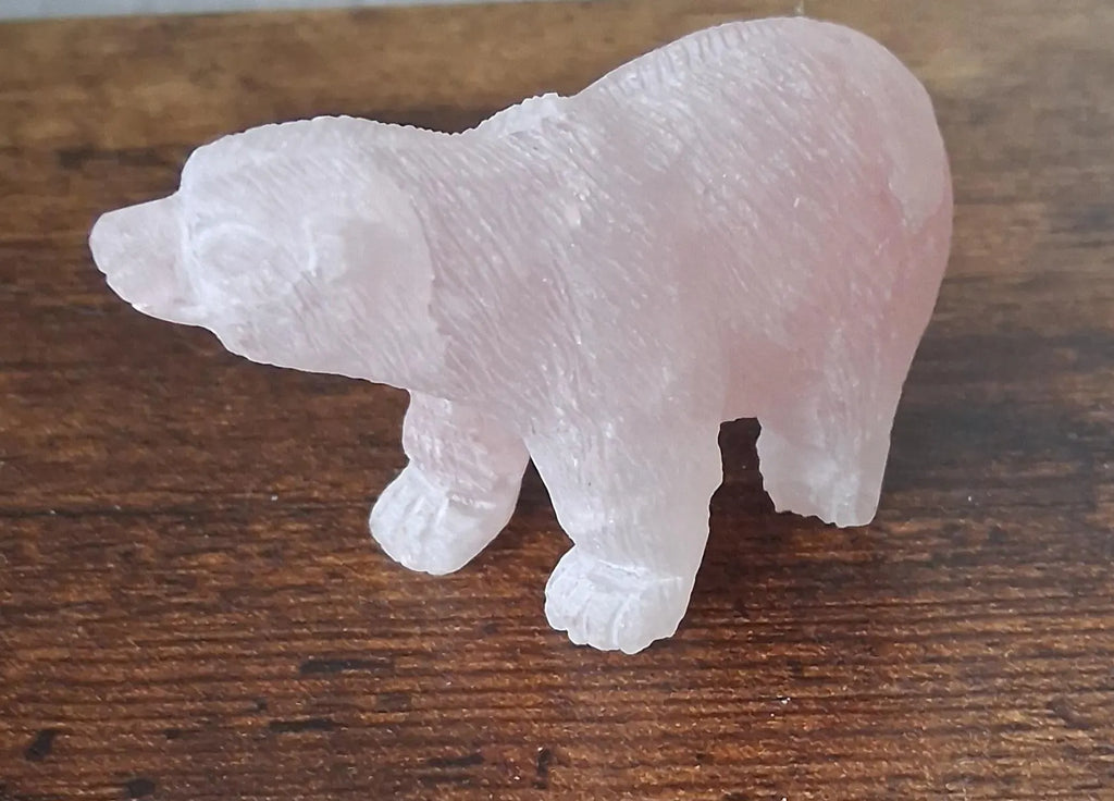 Eisbär aus Rosenquarz – Handgeschnitzte Edelsteinfigur | 80×50×30 mm