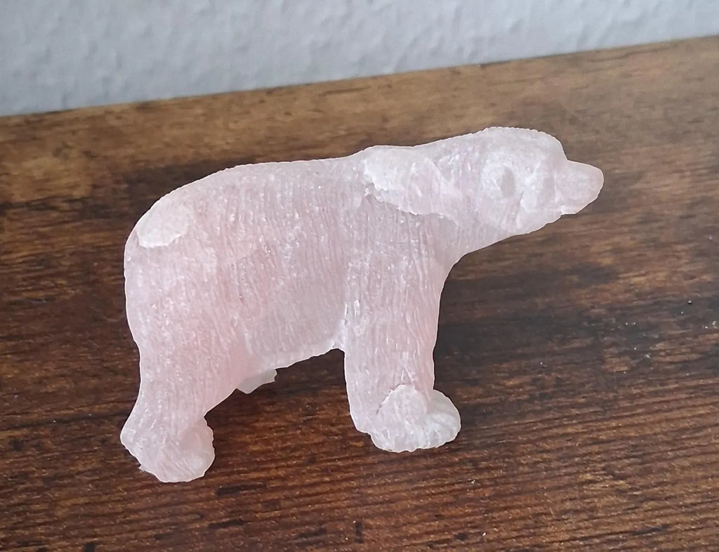 Eisbär aus Rosenquarz – Handgeschnitzte Edelsteinfigur | 80×50×30 mm