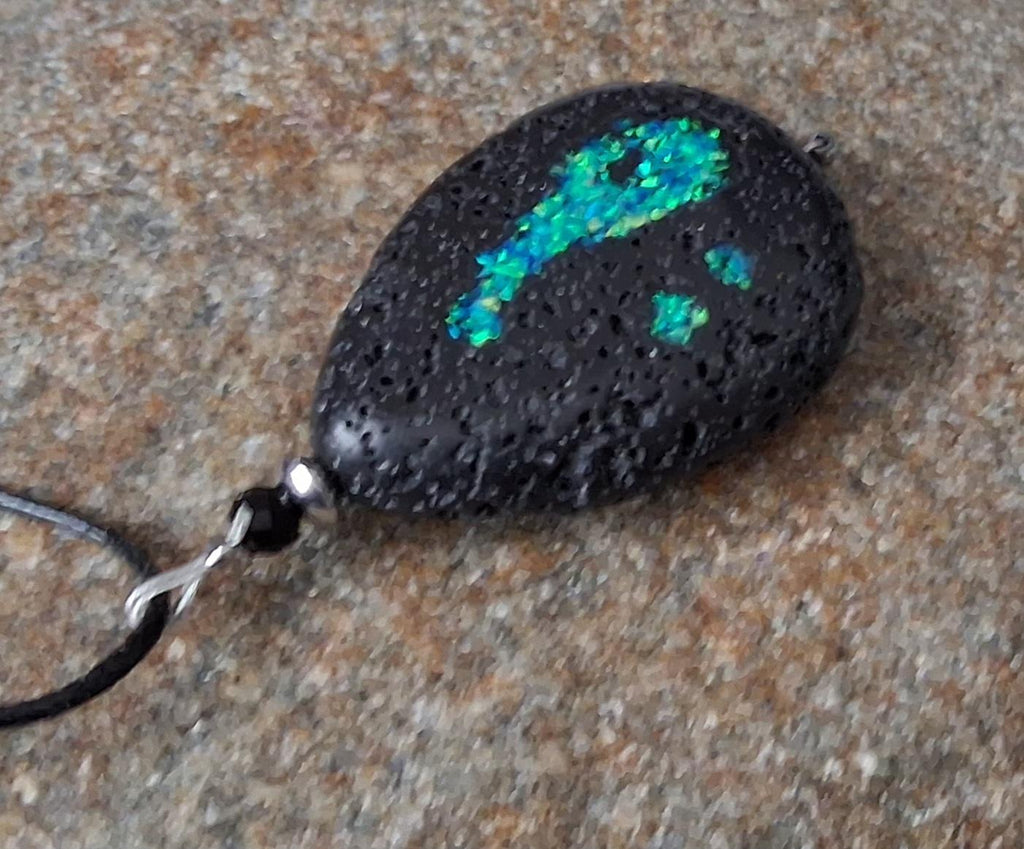 Lava Anhänger mit Opalsynthese – Vulkanstein Schmuck, 40×25 mm