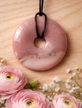 Andenopal Donut Anhänger aus Peru – Rosa Pischeibe, 40 mm