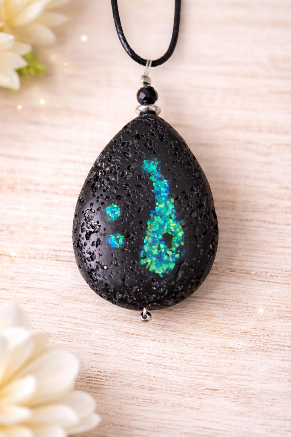 Lava Anhänger mit Opalsynthese – Vulkanstein Schmuck, 40×25 mm
