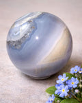 Chalcedon Edelsteinkugel 6,5 cm – Unikat, hochglanzpoliert