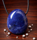 Sodalith Anhänger – Blauer Lochstein mit Fädelloch | Naturstein Schmuck