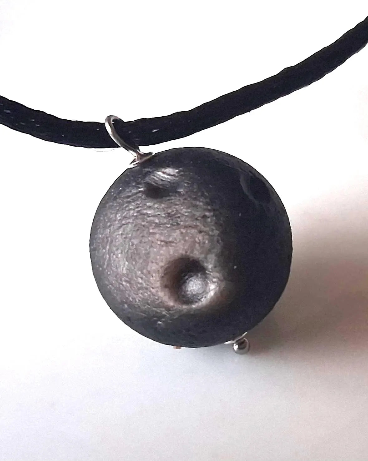 Silberobsidian Mond Anhänger mit 925 Silberkappen – 20 mm, Schutzstein