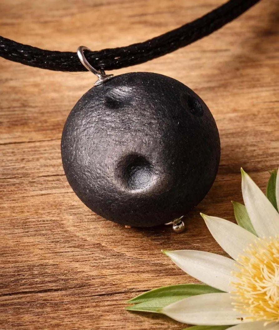 Silberobsidian Mond Anhänger mit 925 Silberkappen – 20 mm, Schutzstein