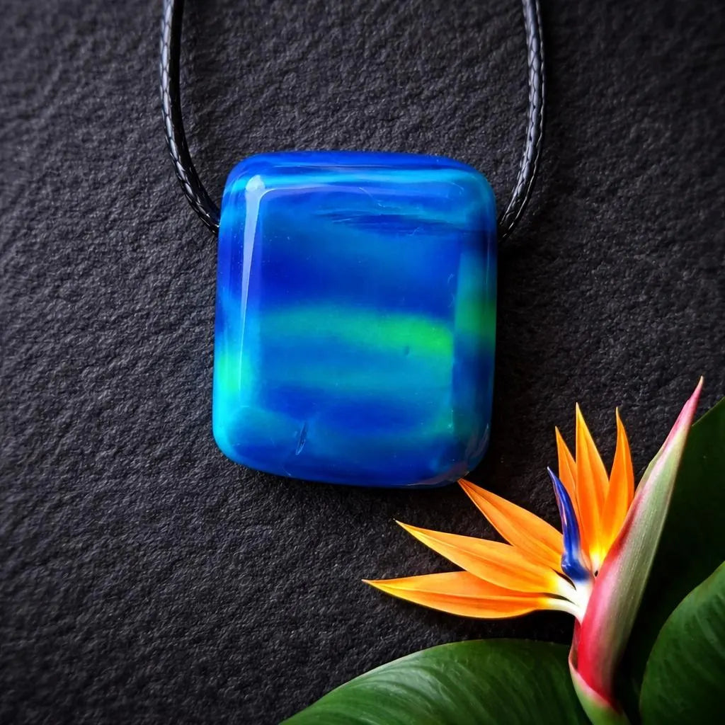 Aurora Opal Anhänger Blau | Nebula Muster | Handgeschliffen | 14 × 17 mm