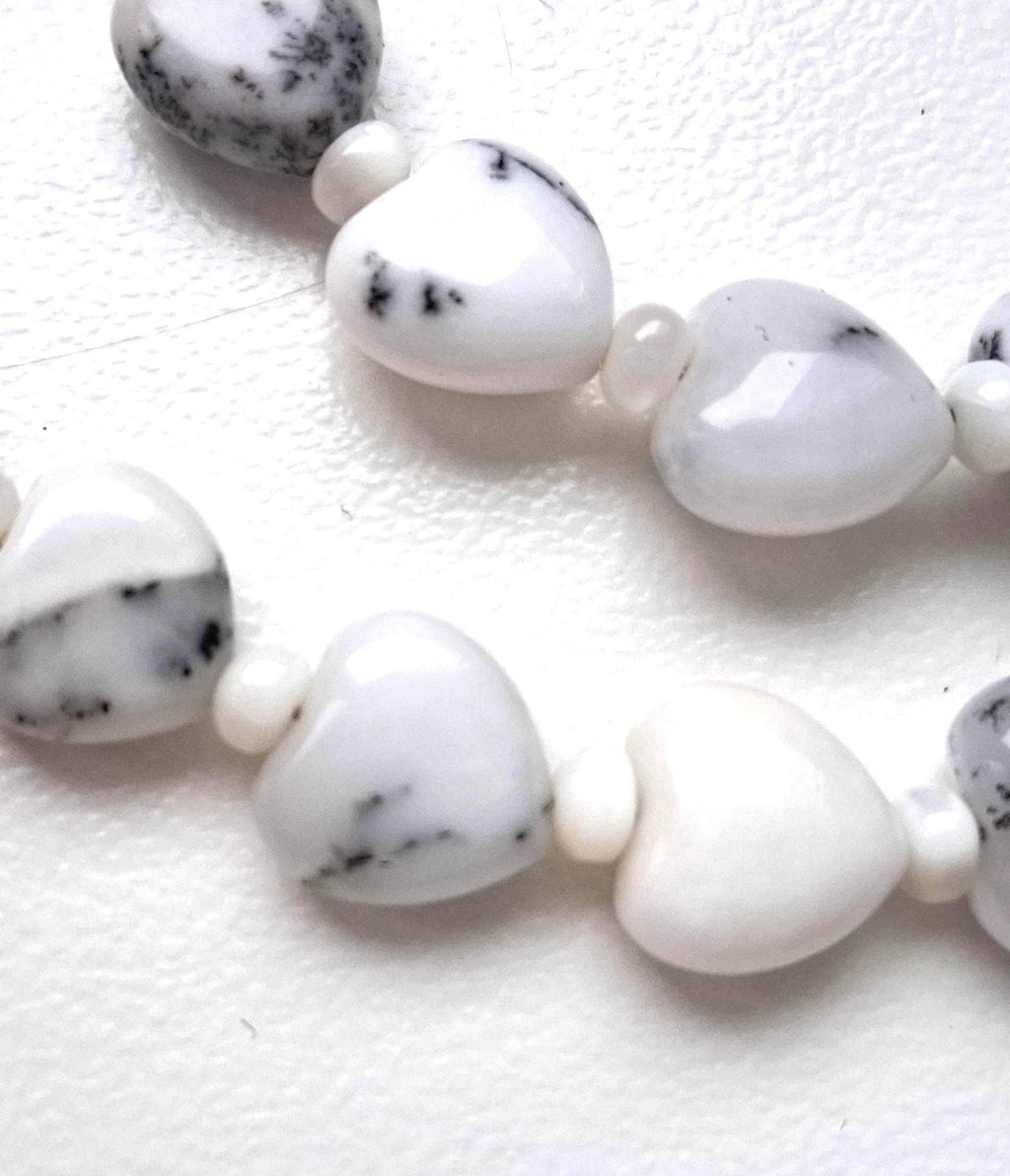 Zarte Opalkette mit Milchopal-Herzen & Muschelperlen