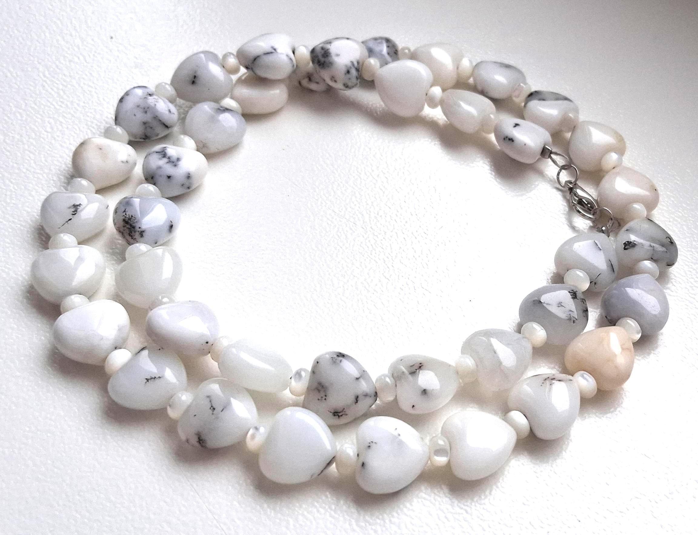 Zarte Opalkette mit Milchopal-Herzen & Muschelperlen