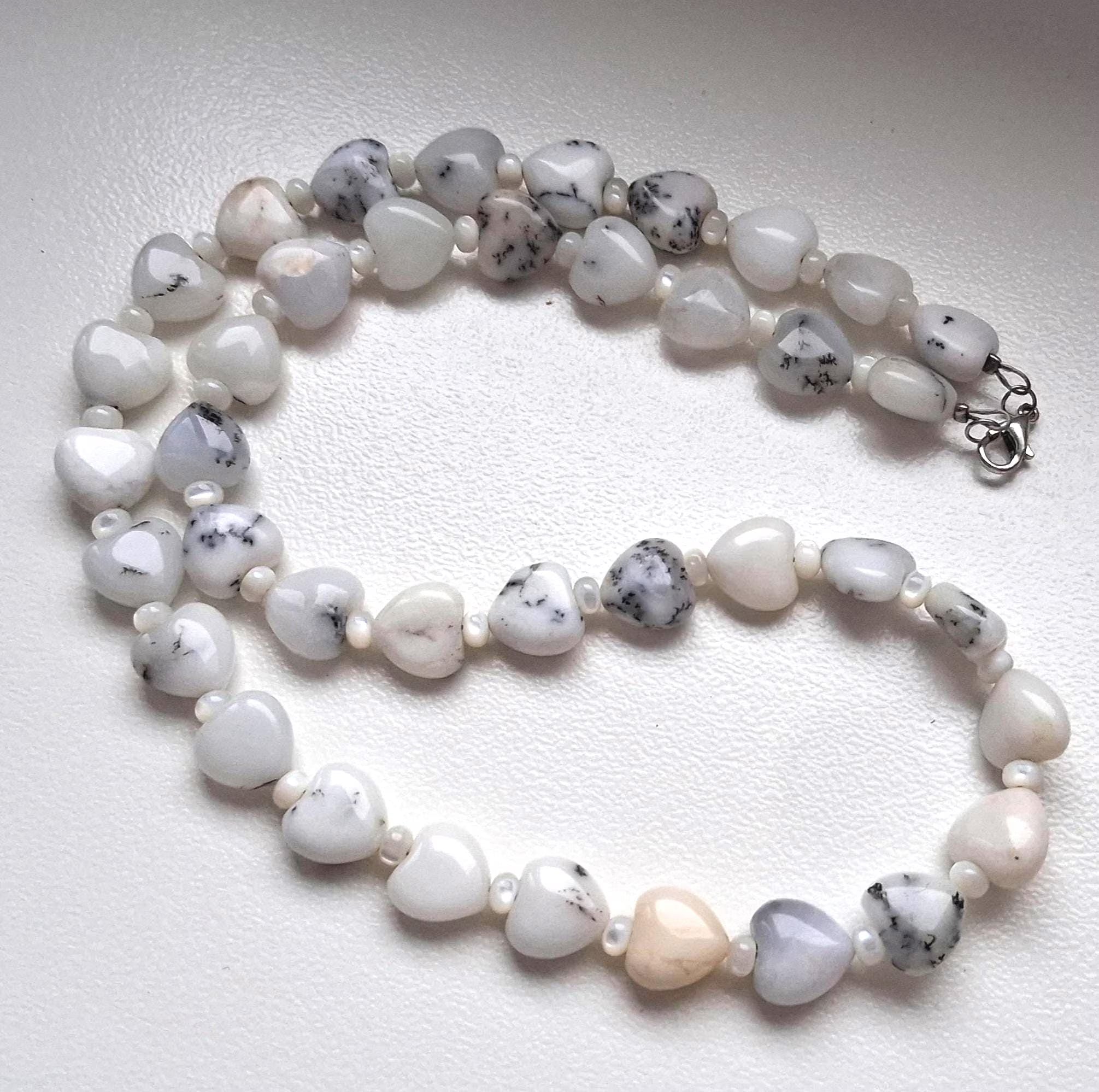 Zarte Opalkette mit Milchopal-Herzen & Muschelperlen