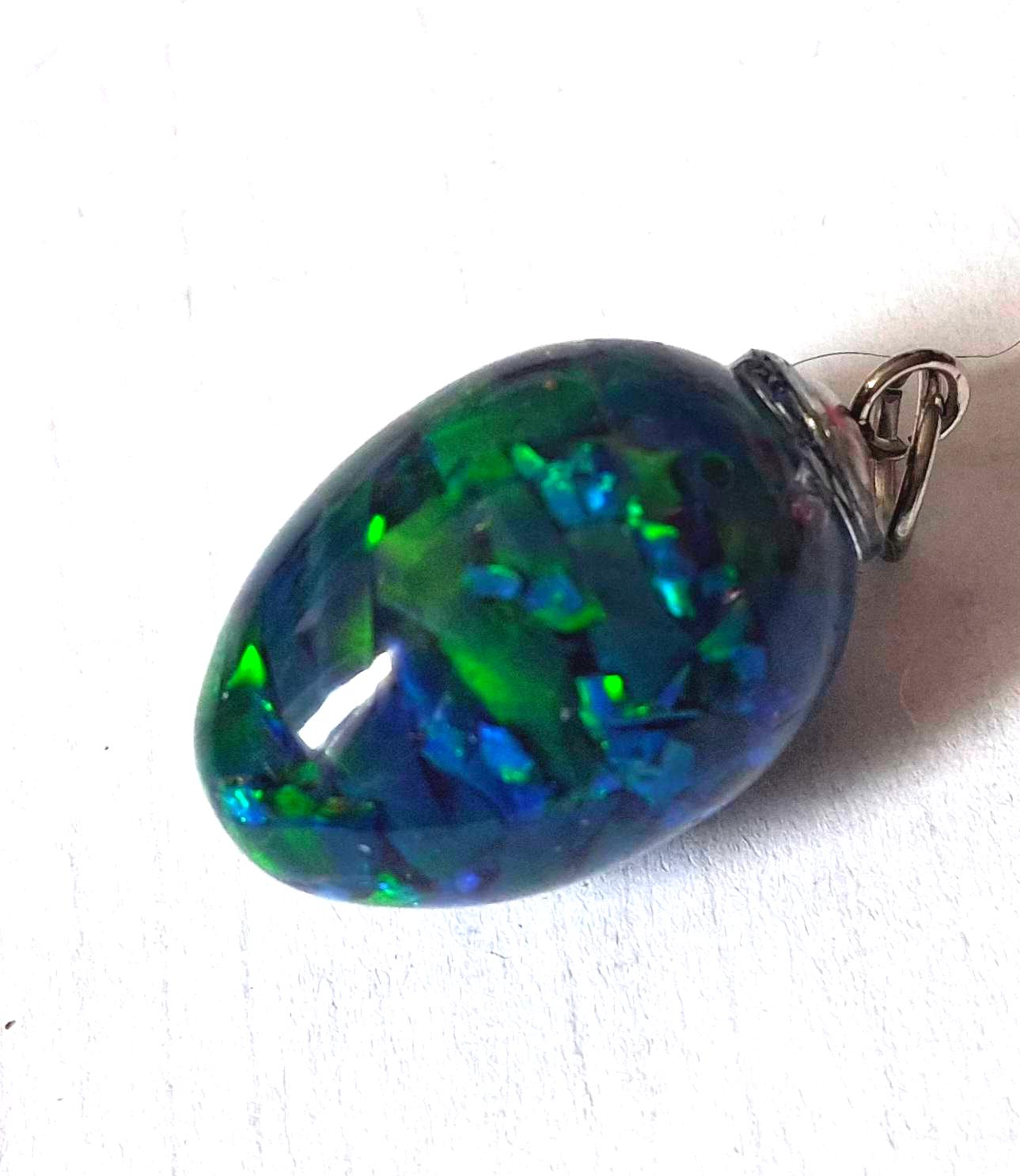 Synthetischer Opal Anhänger Blau-Grün – Farbspiel Edelstein, UV-beständig, 2,5 × 1,5 cm