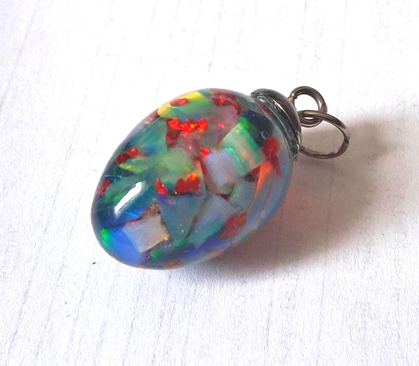 Synthetischer Opal Anhänger – Lebendiges Farbspiel, UV-beständig, 2,5 × 1,5 cm