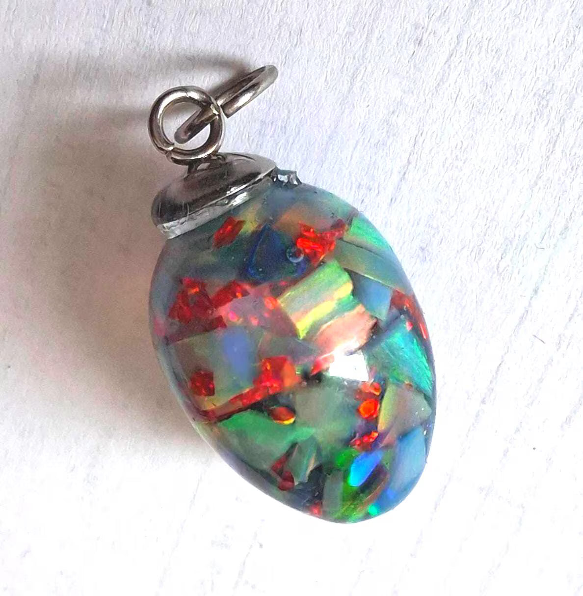 Synthetischer Opal Anhänger – Lebendiges Farbspiel, UV-beständig, 2,5 × 1,5 cm
