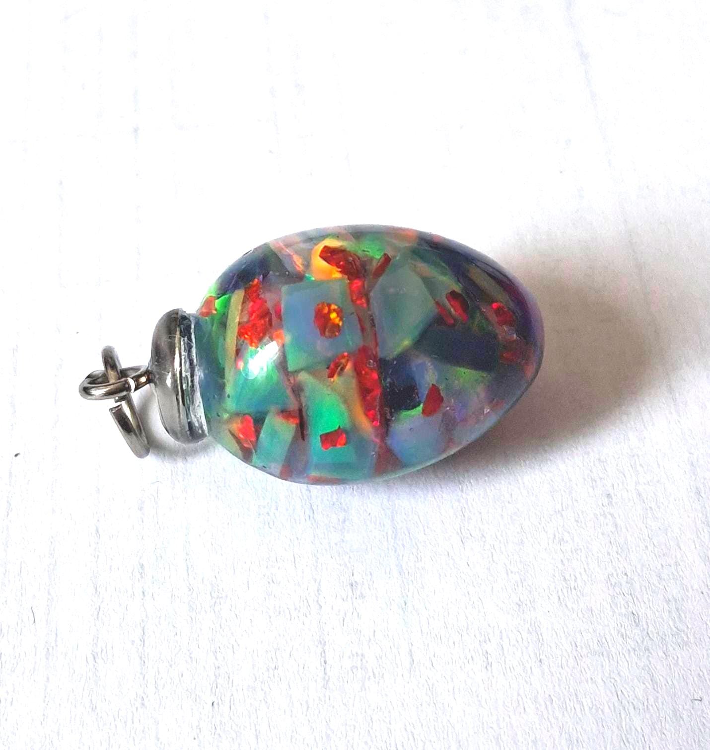 Synthetischer Opal Anhänger – Lebendiges Farbspiel, UV-beständig, 2,5 × 1,5 cm