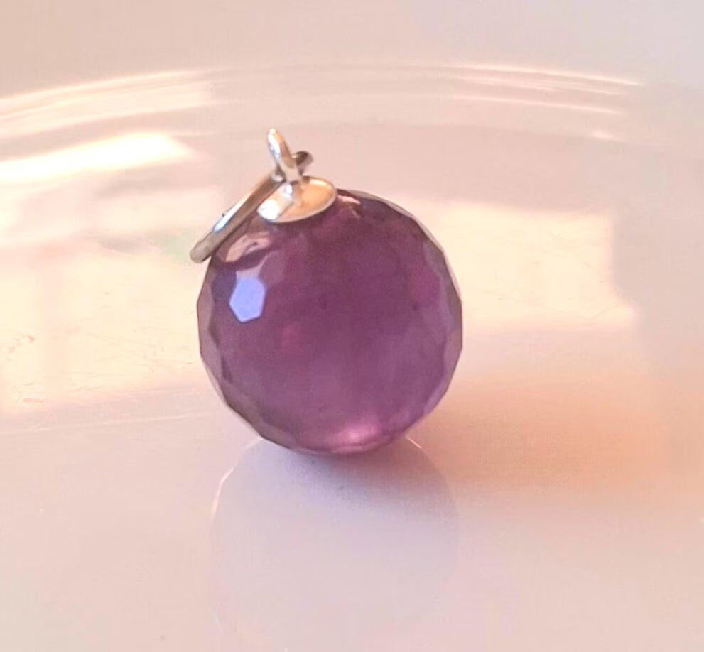 Amethyst Anhänger facettiert – 925 Silberschlaufe, Edelsteinkugel ca. 14 mm | Elassteine