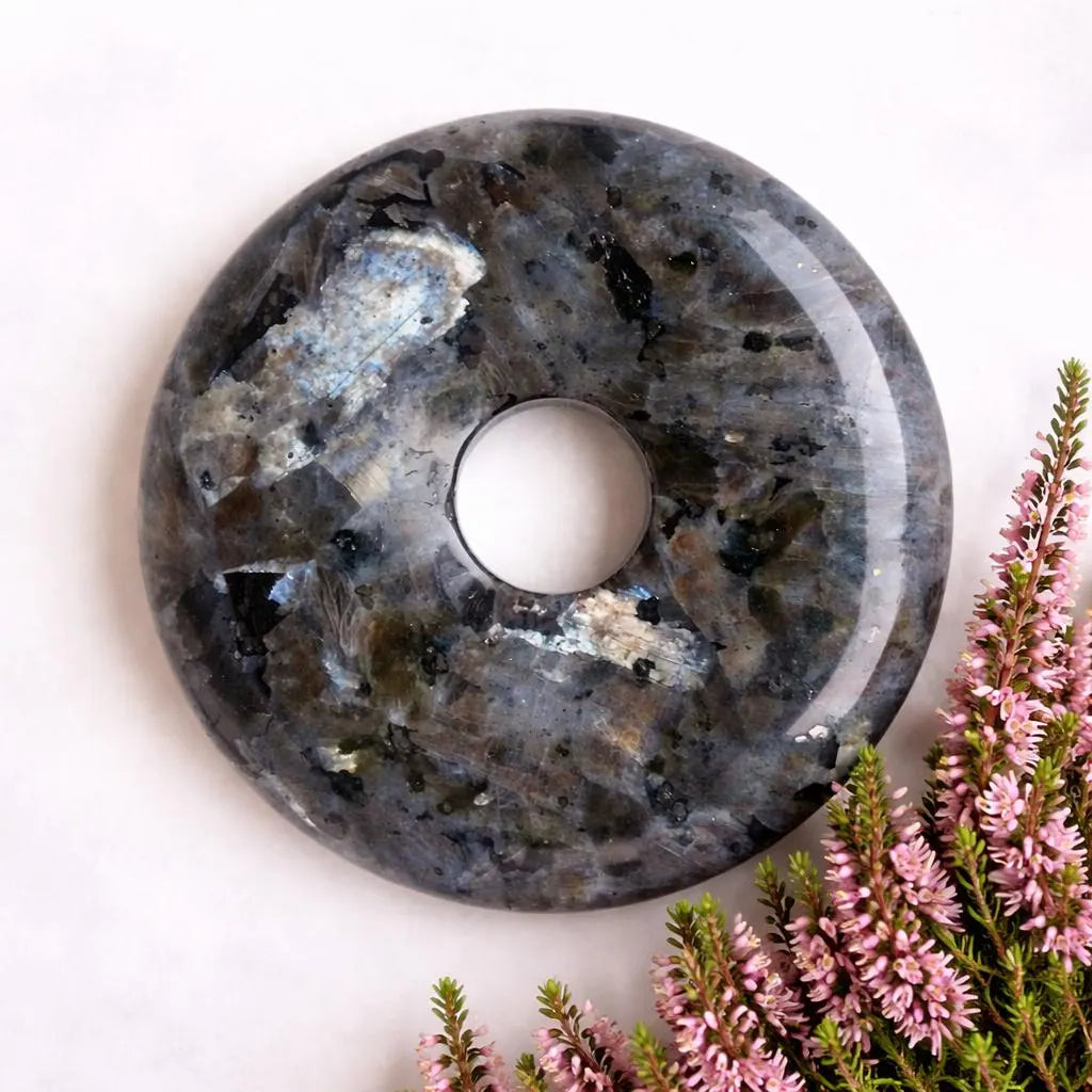 Larvikit Donut Anhänger – Norwegischer Plutonit, 40 mm