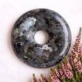 Larvikit Donut Anhänger – Norwegischer Plutonit, 40 mm