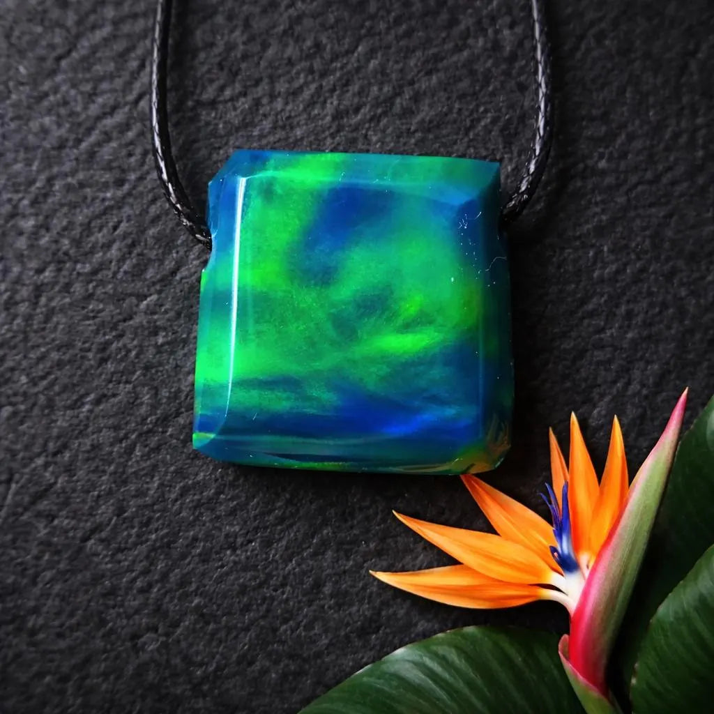 Aurora Opal Anhänger „Garden Green“ | Nebula Muster | Handgeschliffen | 16 mm