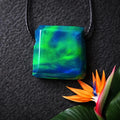 Aurora Opal Anhänger „Garden Green“ | Nebula Muster | Handgeschliffen | 16 mm