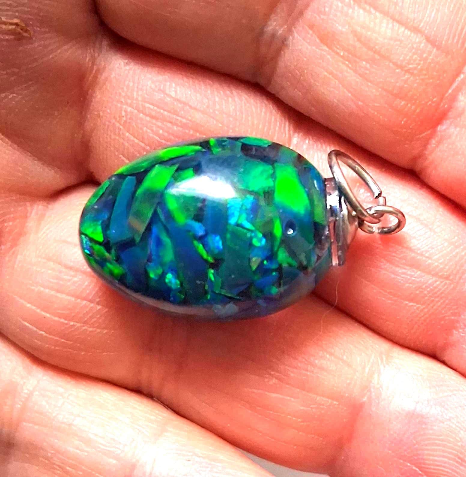 Synthetischer Opal Anhänger Blau-Grün – Farbspiel Edelstein, UV-beständig, 2,5 × 1,5 cm