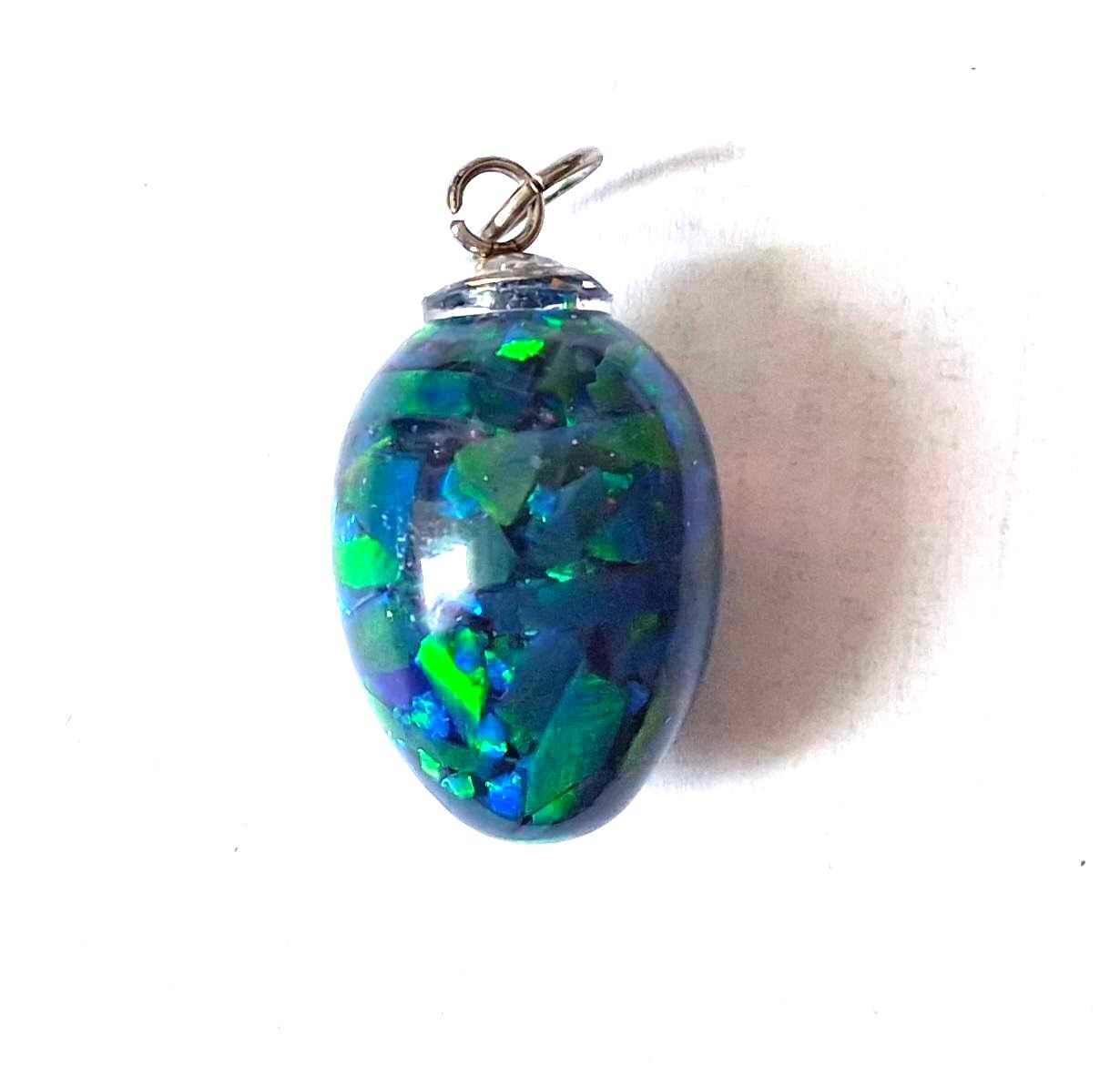 Synthetischer Opal Anhänger Blau-Grün – Farbspiel Edelstein, UV-beständig, 2,5 × 1,5 cm