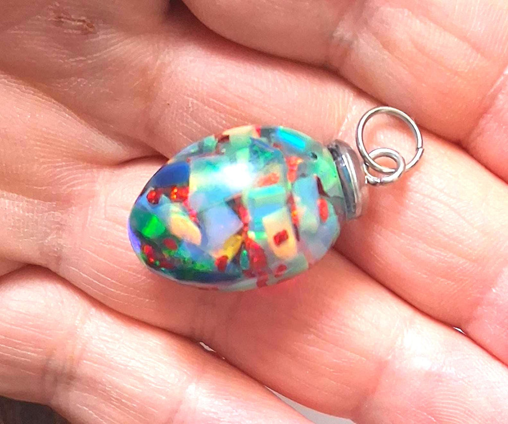 Synthetischer Opal Anhänger – Lebendiges Farbspiel, UV-beständig, 2,5 × 1,5 cm