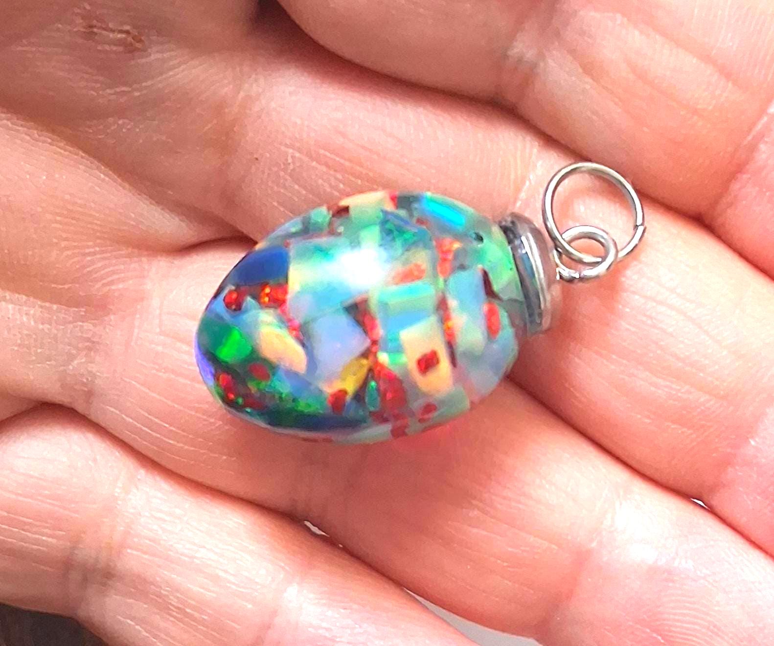 Synthetischer Opal Anhänger – Lebendiges Farbspiel, UV-beständig, 2,5 × 1,5 cm