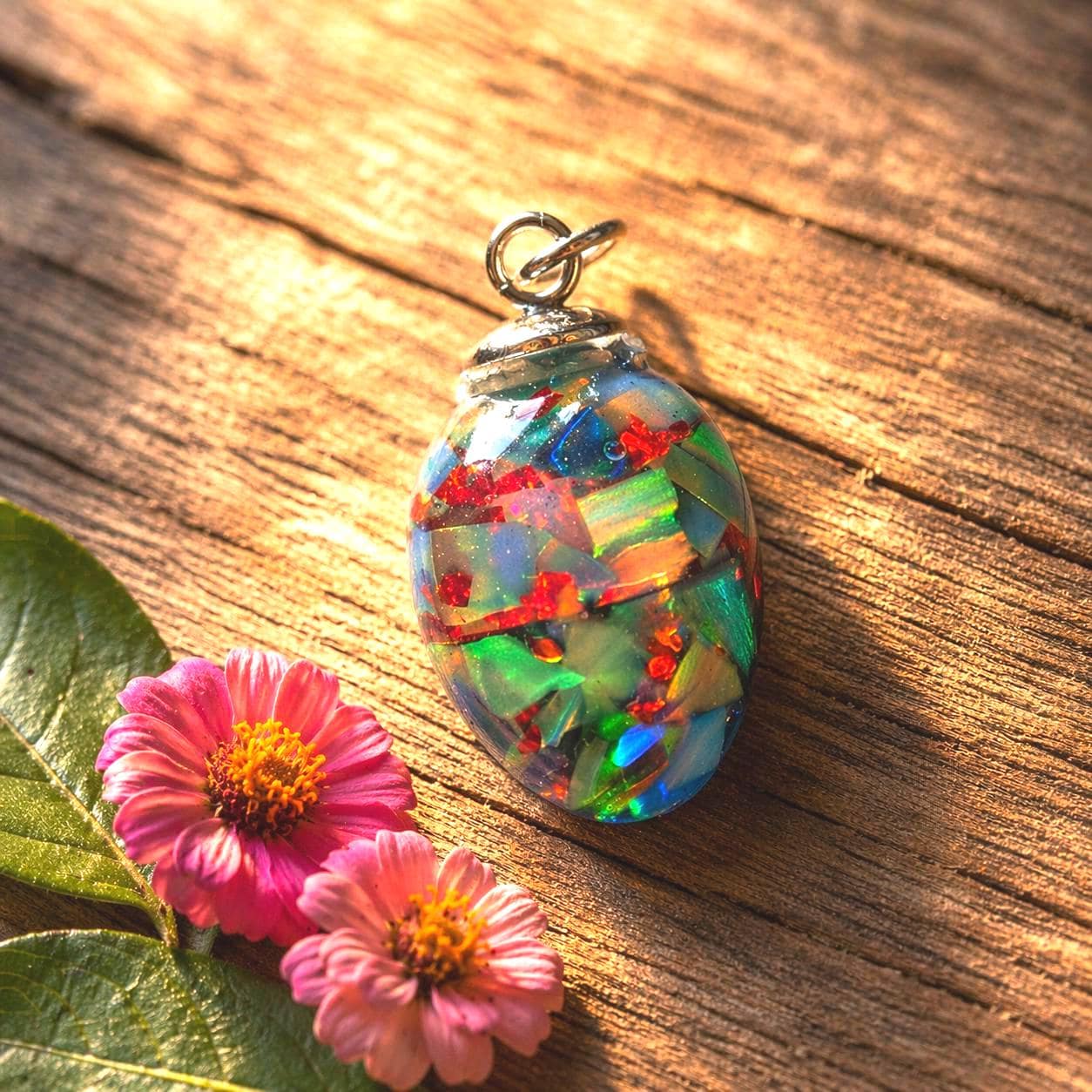 Synthetischer Opal Anhänger – Lebendiges Farbspiel, UV-beständig, 2,5 × 1,5 cm