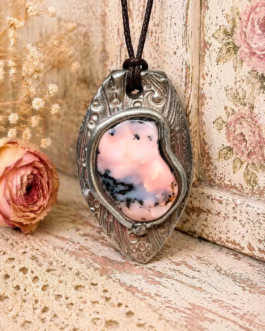Andenopal Anhänger – Handgefertigt aus Peru | Ton & Opal | ca. 5×3 cm