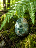 Regenwald Rhyolith Anhänger – Vulkangestein am Lederband, ca. 3 × 2 cm | Elassteine