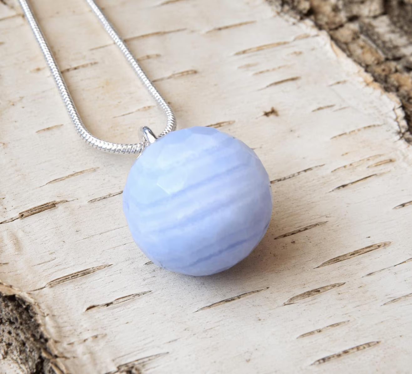Chalcedon Anhänger facettiert – Himmelblau mit 925 Silberkette