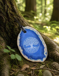 Achat Anhänger mit Lebensbaum – Blaue Achatscheibe | Lederband | 6×4 cm