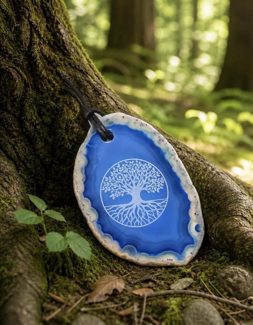 Achat Anhänger mit Lebensbaum – Blaue Achatscheibe | Lederband | 6×4 cm