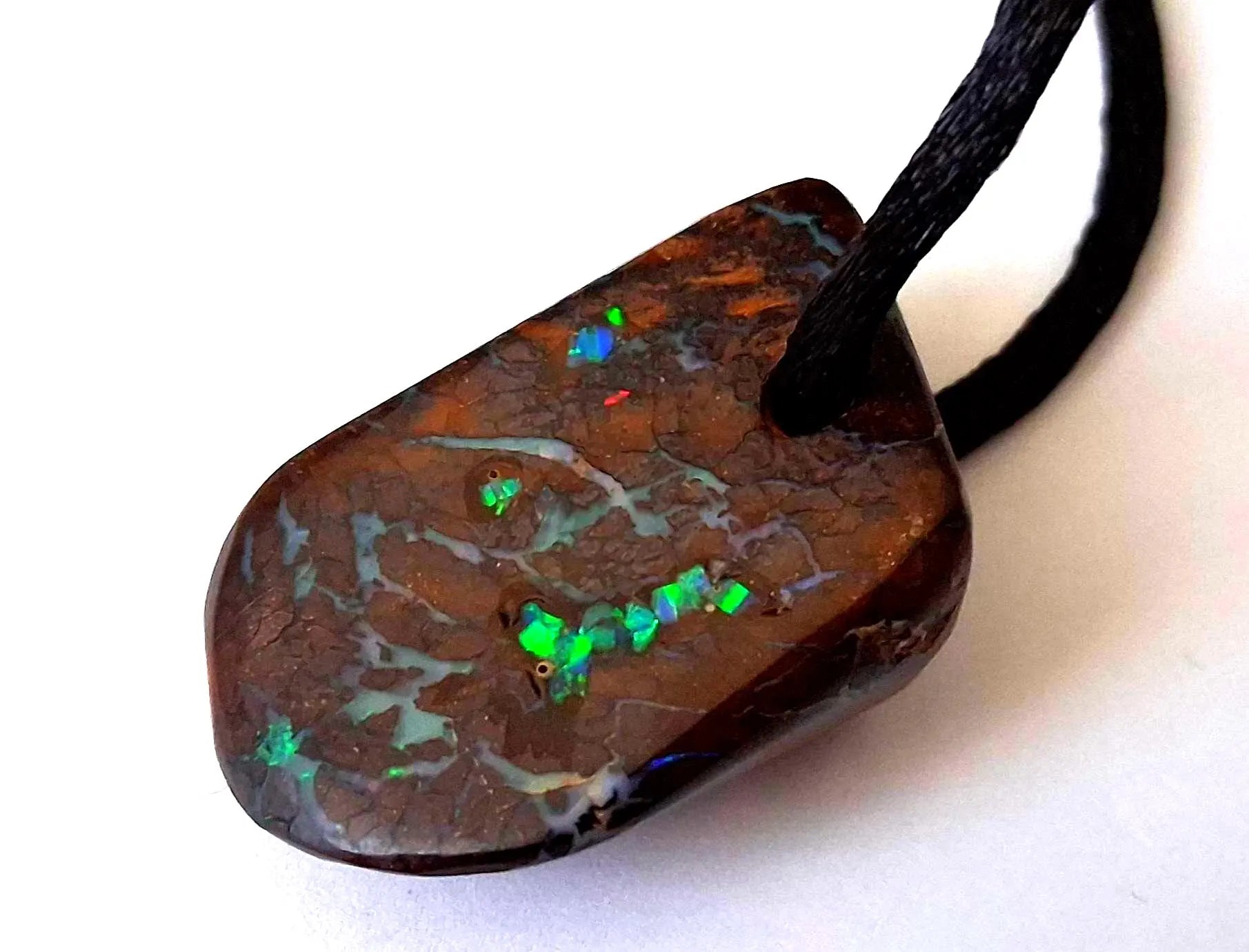 Boulder-Matrix-Opal Anhänger – Unikat aus Australien, 2,9 × 2,1 cm
