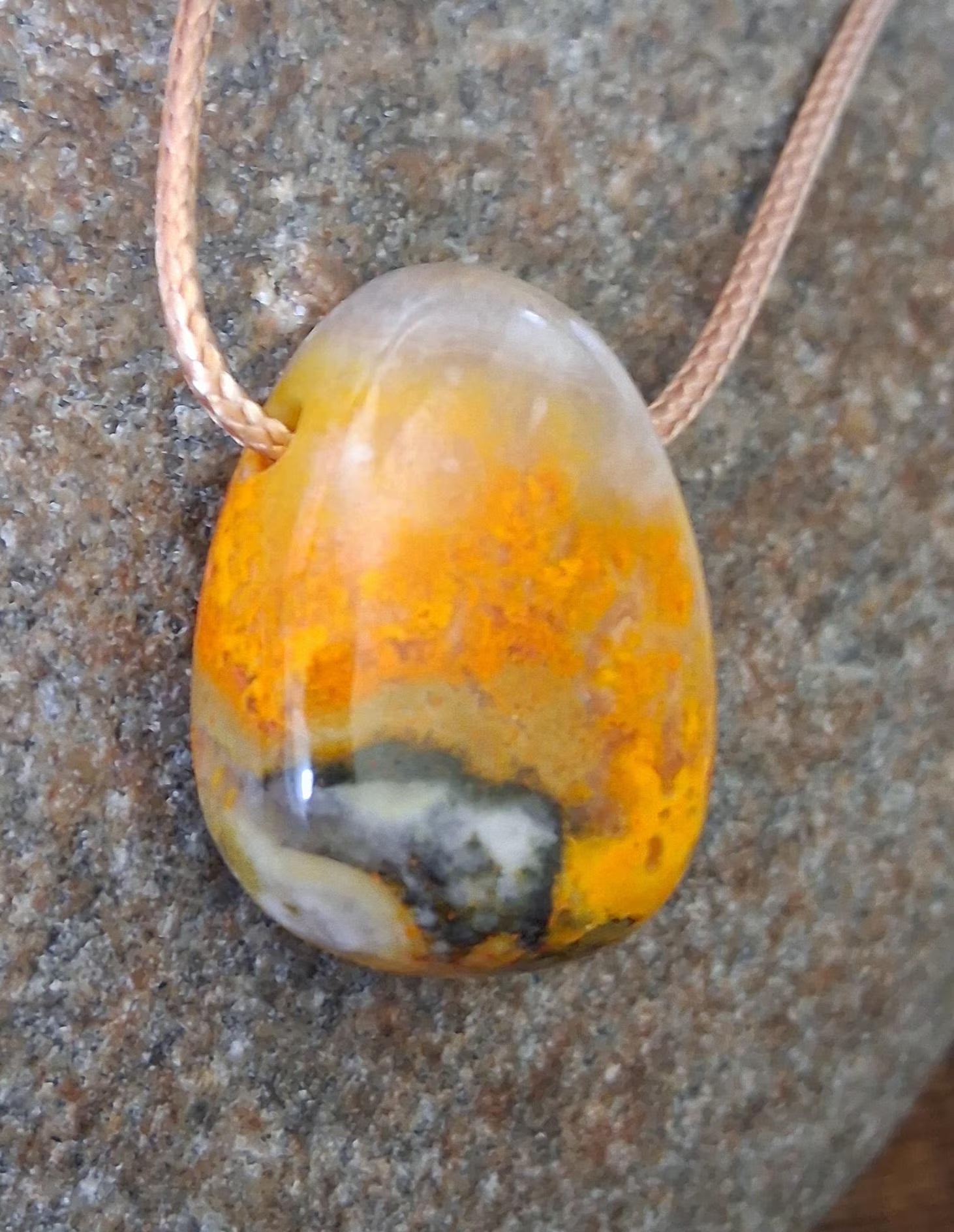 Bumble Bee Jaspis Anhänger – Mustard Jasper, Lochstein