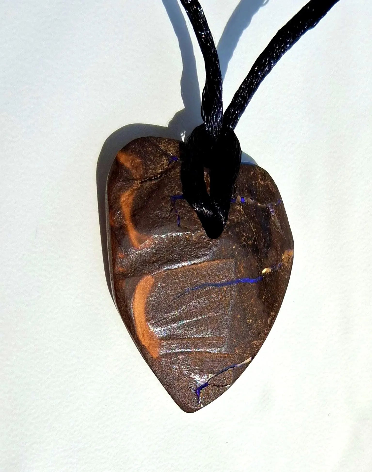 Boulderopal Anhänger – Echter Australischer Opal mit Blau-Violettem Farbspiel