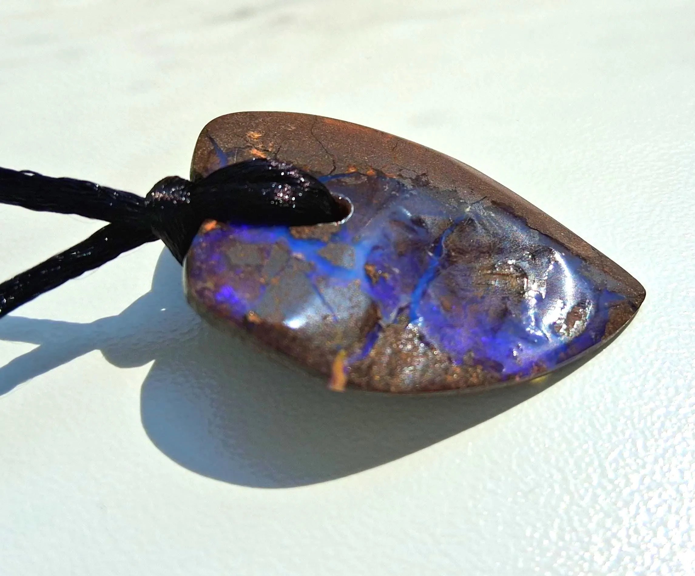 Boulderopal Anhänger – Echter Australischer Opal mit Blau-Violettem Farbspiel