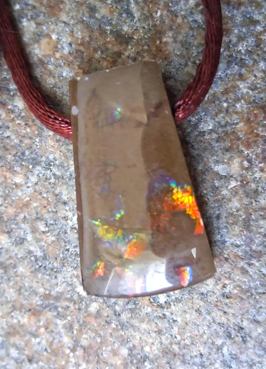 Ammolith Steinanhänger 26x17mm – Handgefertigter Edelsteinanhänger mit Farbspiel