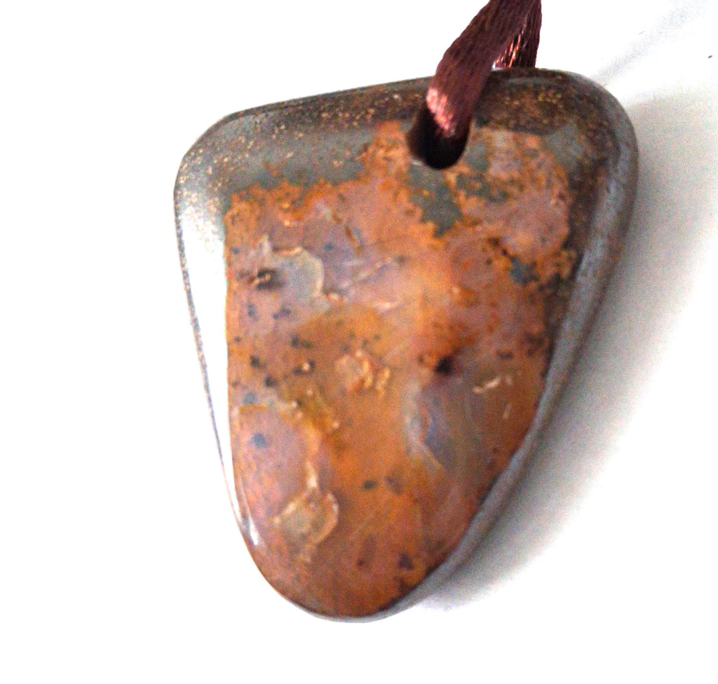 Boulder Opal Anhänger in der Matrix – Handgeschliffen, Australien, 35 × 30 mm | Elassteine