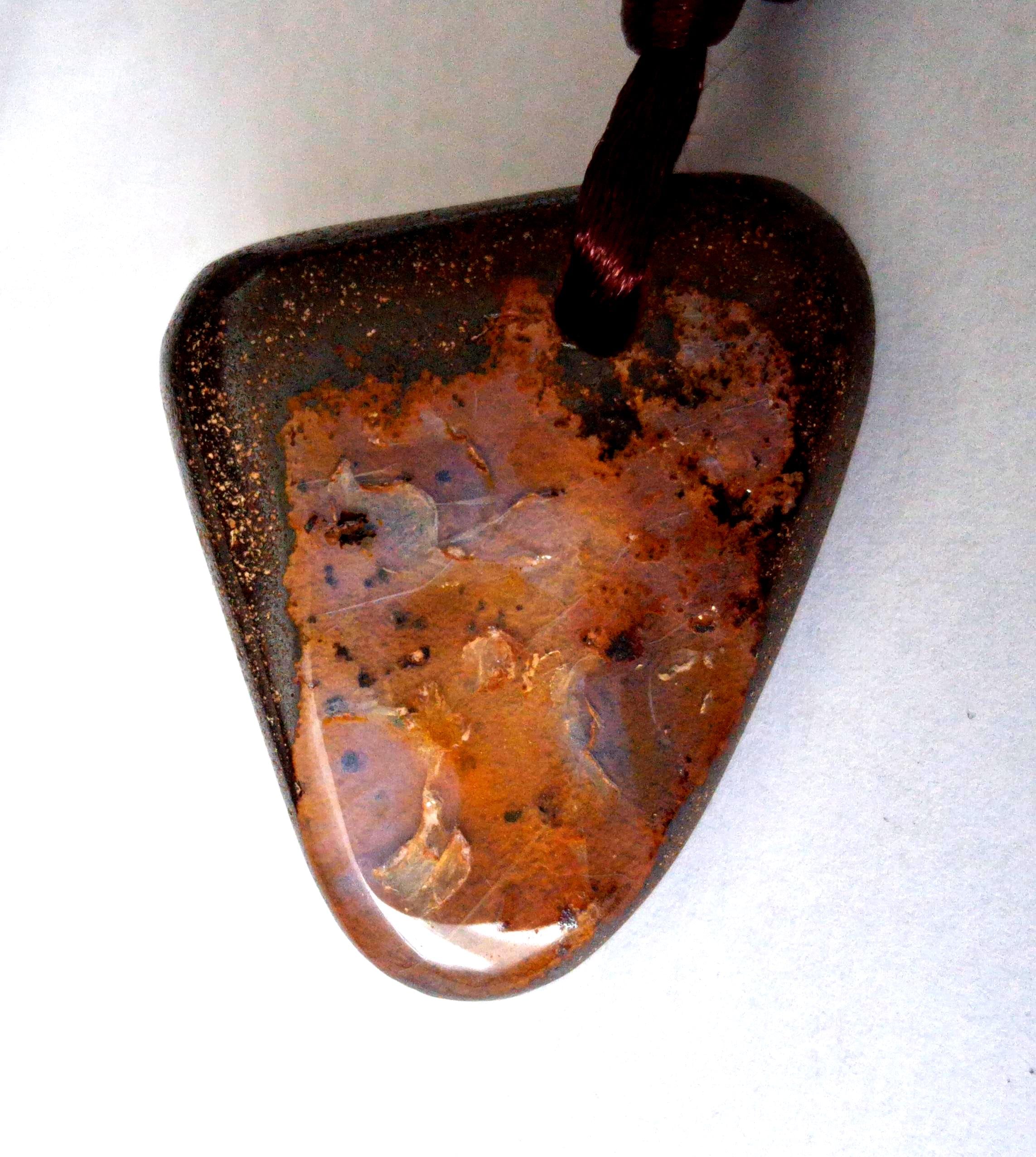 Boulder Opal Anhänger in der Matrix – Handgeschliffen, Australien, 35 × 30 mm | Elassteine