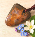 Boulder Opal Anhänger in der Matrix – Handgeschliffen, Australien, 35 × 30 mm | Elassteine