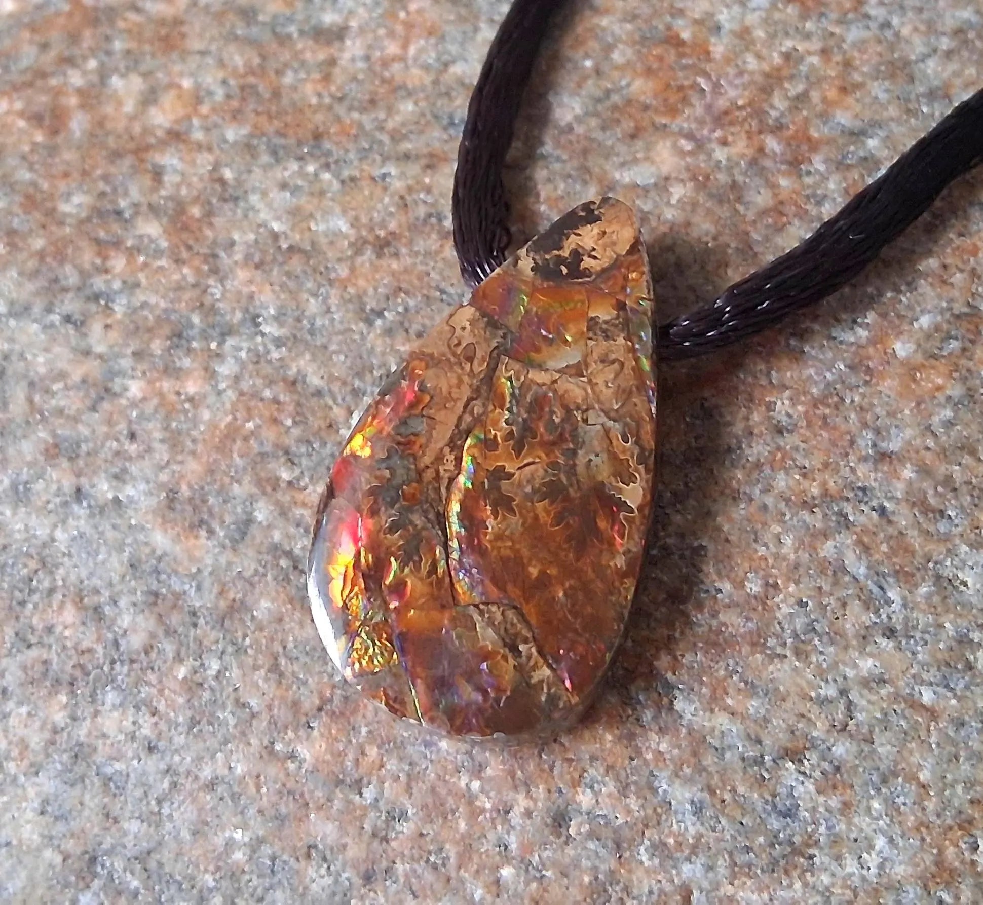 Ammolith Anhänger 30x16mm – Echter Ammolite mit intensivem Farbspiel | Elassteine