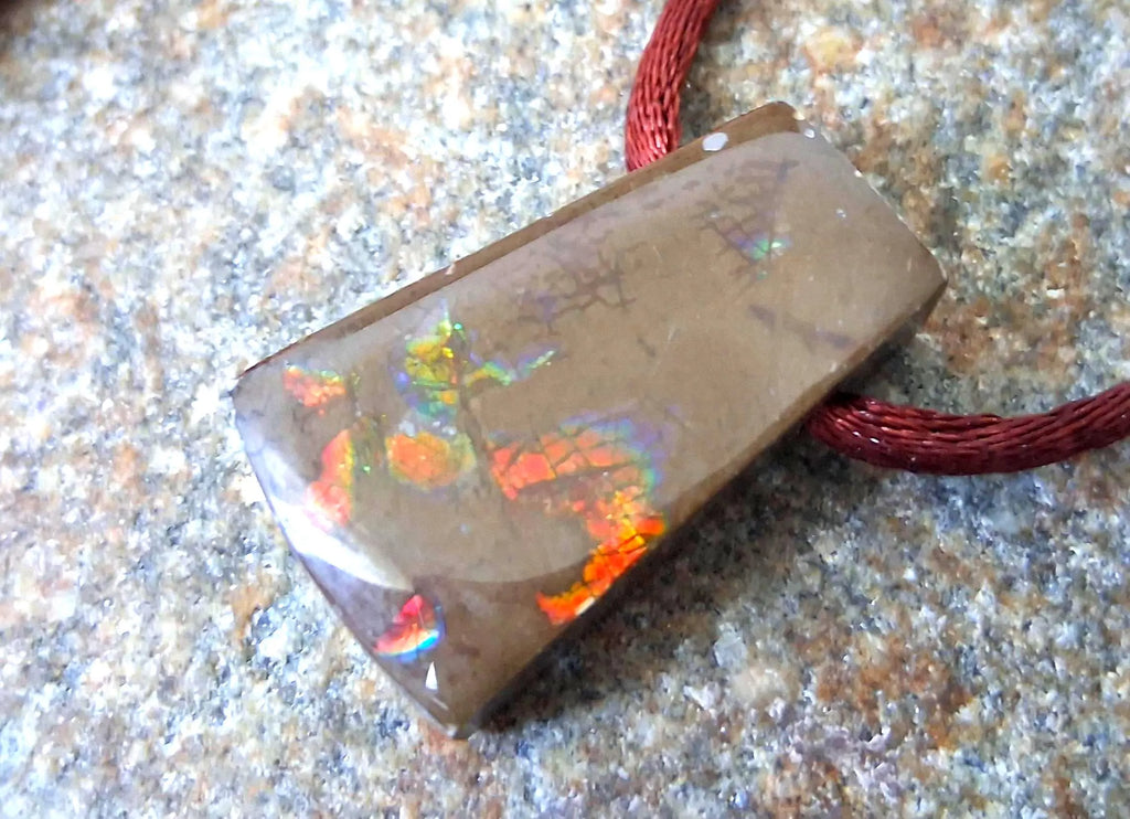 Ammolith Steinanhänger 26x17mm – Handgefertigter Edelsteinanhänger mit Farbspiel