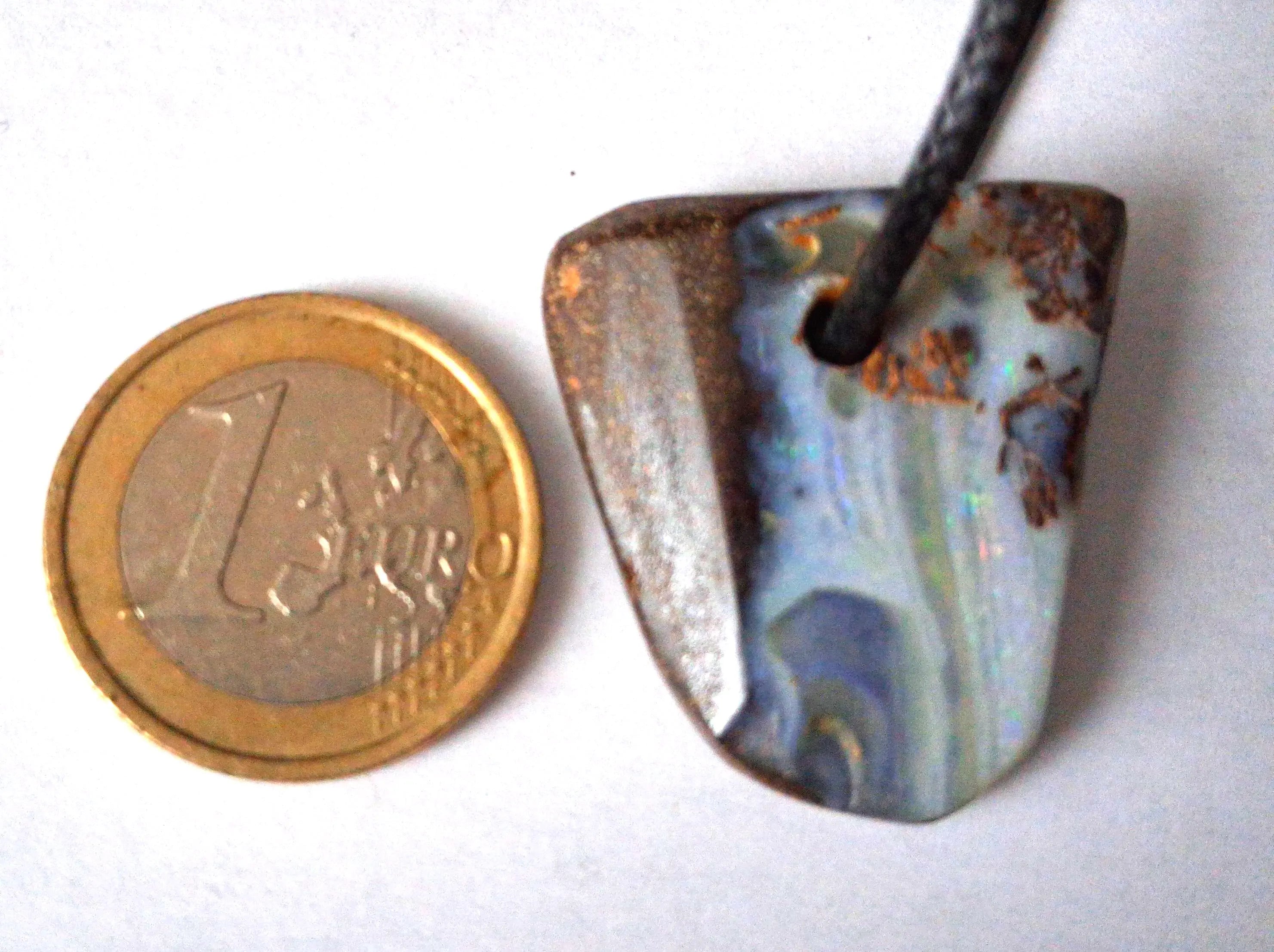 Boulderopal Anhänger – Handgeschliffen, 30x25 mm