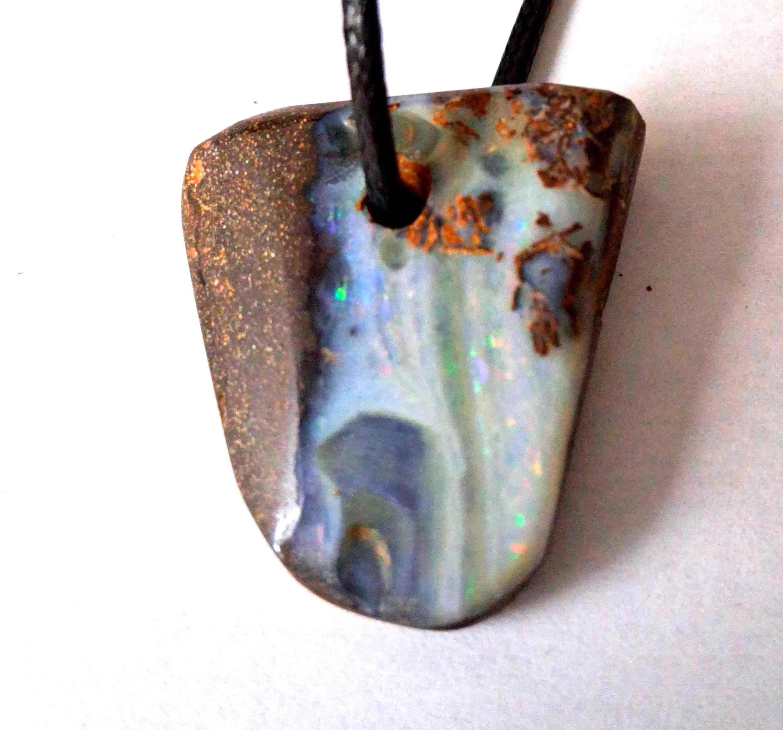 Boulderopal Anhänger – Handgeschliffen, 30x25 mm