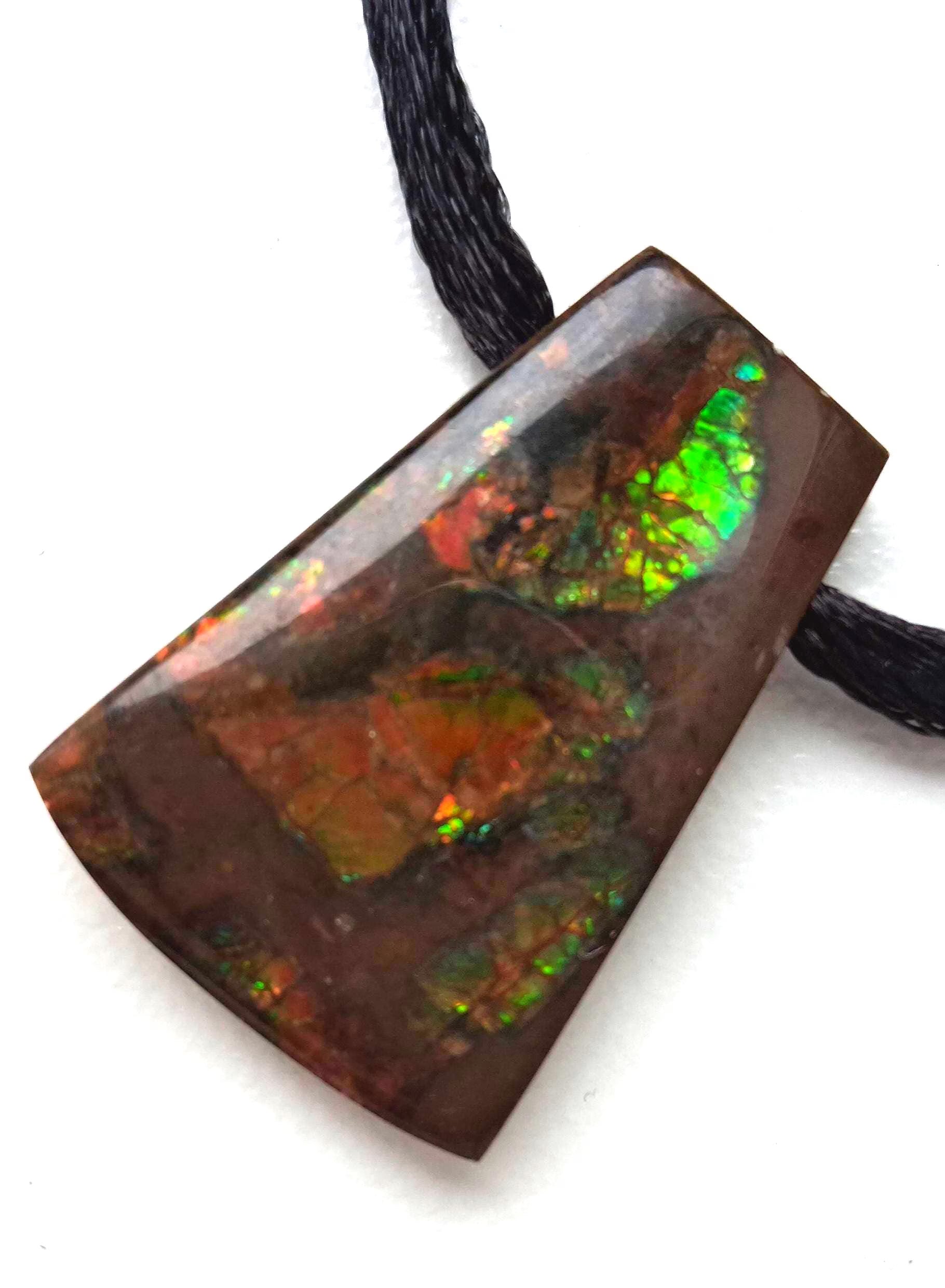 Ammolith Steinanhänger 25x20mm – Handgefertigter Edelsteinanhänger aus Kanada