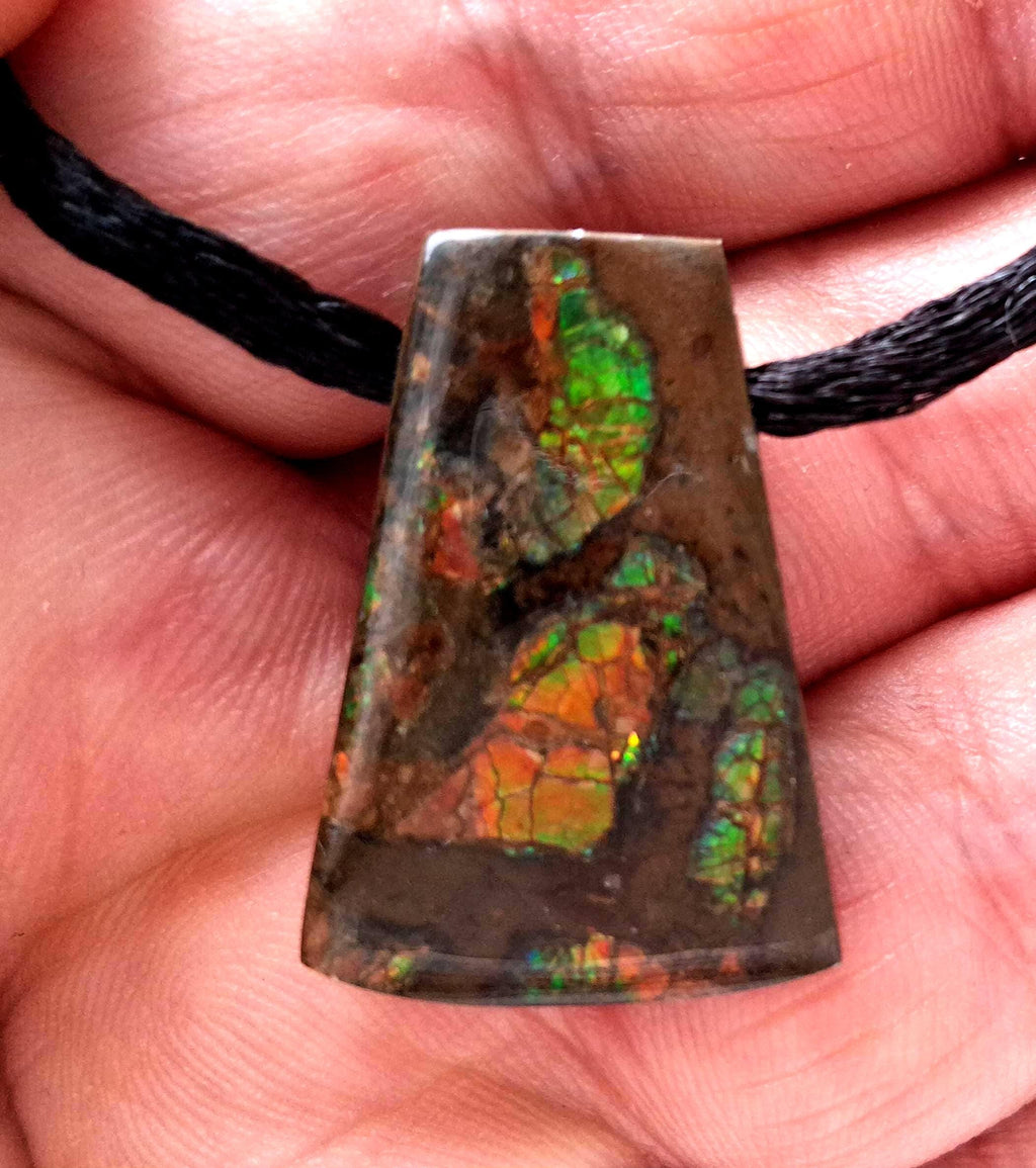Ammolith Steinanhänger 25x20mm – Handgefertigter Edelsteinanhänger aus Kanada